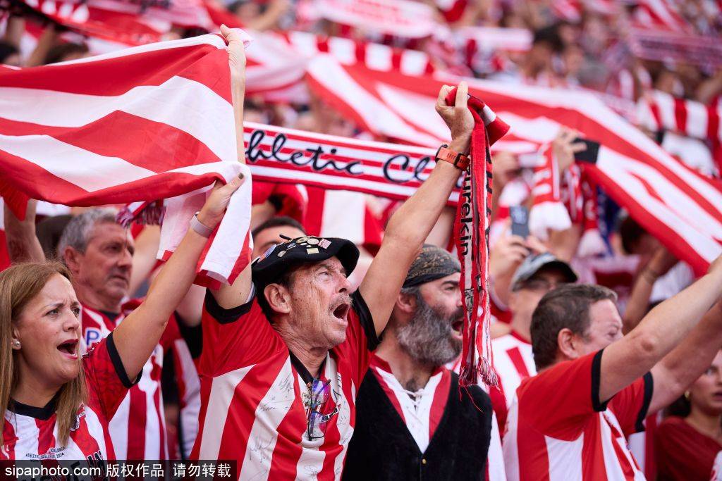 埃利亚斯在, 足的贾斯廷 埃利亚斯在, 足的贾斯廷