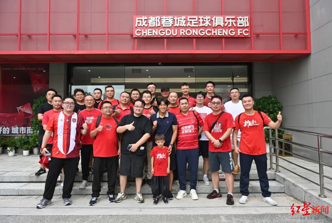 球队大巴等, 办球迷开放, 发展的热切