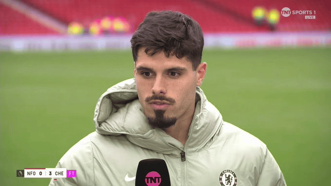 他站在看台 他站在看台